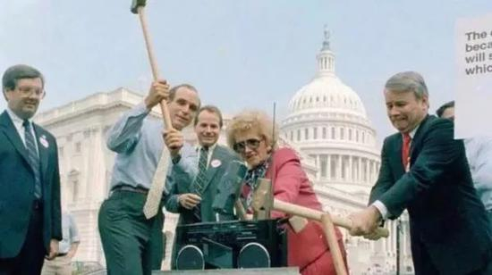 　　▲资料图片：1987年，美国政客砸烂东芝产品，抗议该公司违反禁令与苏联做生意。（《香港经济日报》网站）