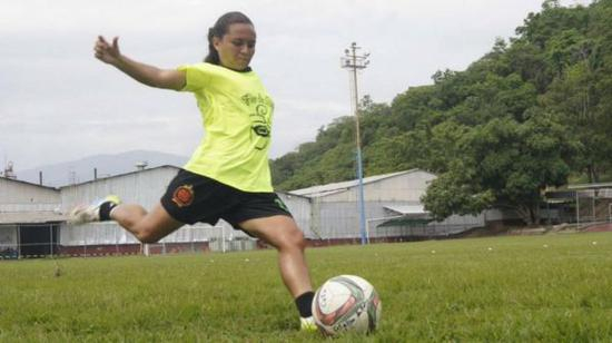 怀孕的女足运动员雷韦莉丝·埃尔南德斯。