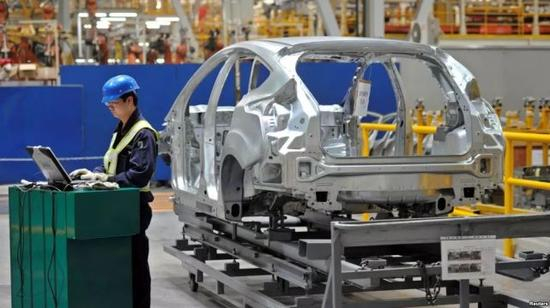 一名中国工人在重庆的福特汽车制造厂生产线上。（路透社）