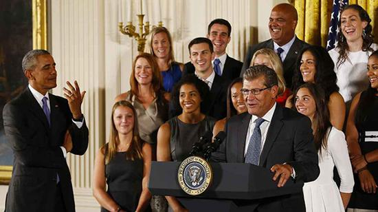 康涅狄格大学女子篮球队的传奇教练杰诺·奥利埃马9次来到白宫。