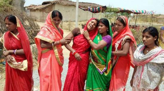 五月，印度贾坎德邦一名16岁少女被奸杀，家人伤心痛哭（图片来自英国广播公司中文网）