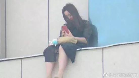 李依依坐在35米高的挑檐上。 网络图