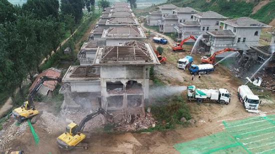 8月14日，大型机械对西安市鄠邑区蒋村镇的违建别墅进行拆除。 邵瑞 摄