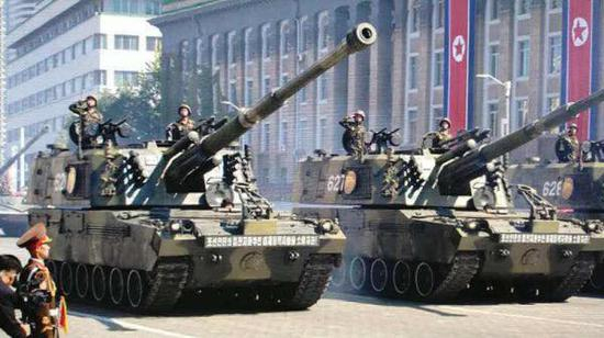 新型履带式大口径自行火炮外形上与朝鲜此前展示的自行火炮都不同，采用了新型底盘和封闭式炮塔。