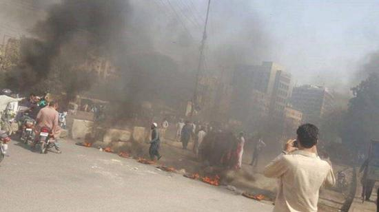 抗议者封锁道路&nbsp; 图自推特