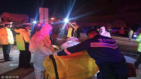 　　▲11月3日19时21分，兰海高速兰州南收费站发生交通事故。截至4日5时，已导致15人死亡，44人受伤。事故发生后，兰州市相关部门迅速开展生命救援。图片/视觉中国