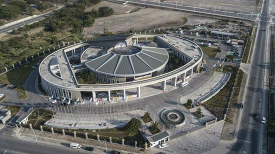 　　这是11月9日在巴布亚新几内亚首都莫尔兹比港航拍的巴新国际会议中心，APEC会议在此举行。（新华社）