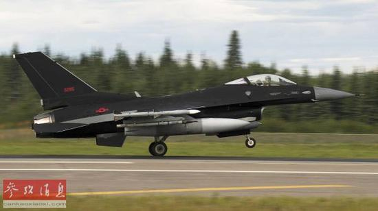 　　2017年8月阿拉斯加“红旗”军演期间，美空军第18假想敌中队F-16C战机，采用类似FC-31（另有称歼-20）的黑色涂装。