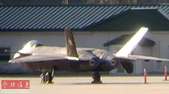 美军迷在美国佐治亚州拍到的歼-20全尺寸模型照片，后被证实隶属于美海军陆战队训练中心所有。