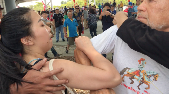 高雄小港机场发生肢体冲突（图片来源：台湾《联合报》）