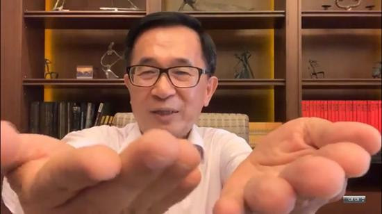 　　陈水扁在脸谱网上播放3分多钟的影片，用“会抖”的右手和正常的左手做比较，强调他的右手每秒抖6.6次不是假。（图片取自台媒）