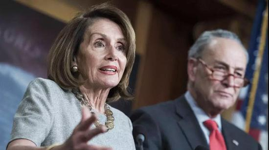 佩洛西与舒默。美联社图片