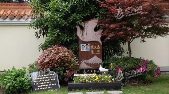 福寿园内，许杏虎、朱颖的墓碑