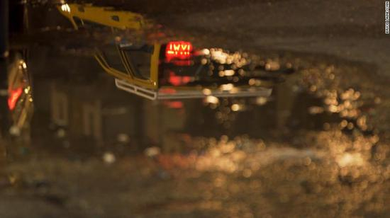 　　人口贩运网络经常就在人们的眼皮底下运作，利用出租车司机等人作为中介人，来发现弱势女性。图据CNN新闻