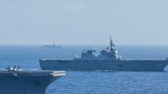 混迹美日印联合阅舰式中的“天枢星”号 图源；美国海军