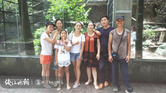 和家人在一起（右一为陆继春）