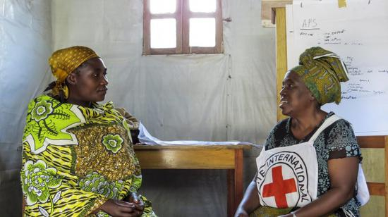 　　北基伍省鲁丘鲁地区，位于卡科（Kako）的一间“聆听室”。一名红十字国际委员会工作人员在对社会心理工作者进行培训。 这些社会心理工作者们将帮助社区提高对暴力问题的认识。 Elodie Schindler / ICRC