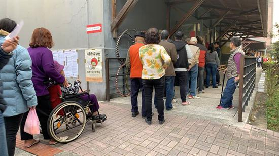 民众排队等待进入投票所投票。（图片取自台媒）