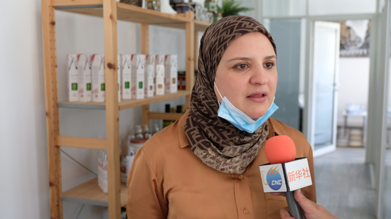 　　10月9日，在摩洛哥卡萨布兰卡，摩洛哥化妆品企业IntelCare的贸易主管阿法芙·赖斯接受新华社记者采访。新华社记者 陈斌杰 摄