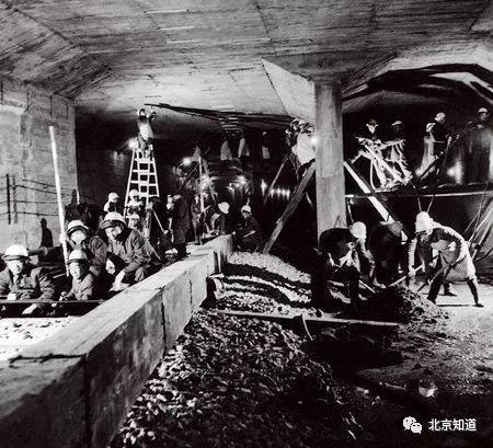 北京地铁一号线施工现场。