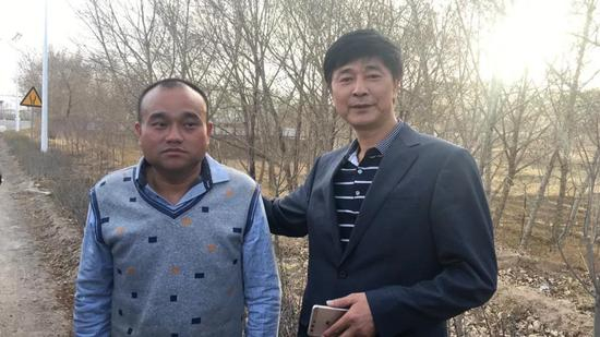 ▲医生谭秦东（左）与代理律师胡定锋合影。
