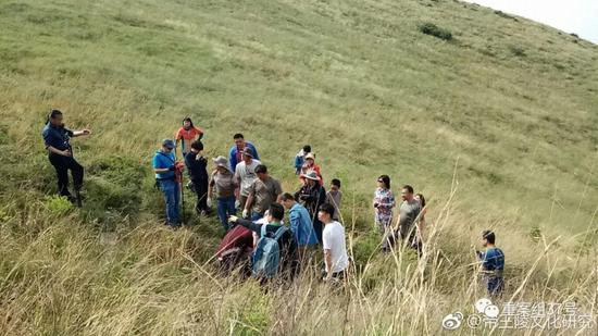 　　▲“帝王陵文化研究”组织志愿者搬运崇陵石刻，称为更好地保护文物。 图/ “帝王陵文化研究会”微博