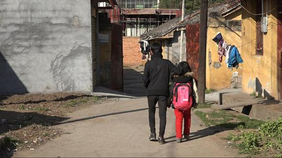 4月8日，曲比和妹妹放学后一起回家。澎湃新闻记者记者 朱莹 图