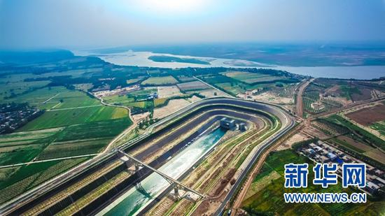 图为航拍穿黄工程。