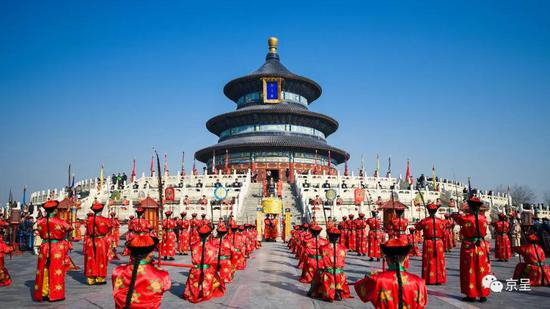 天坛祈年殿前，模仿古代的祭天礼乐盛典在进行。（资料图）