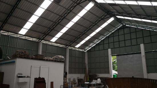 乔纳斯的造船厂内景。