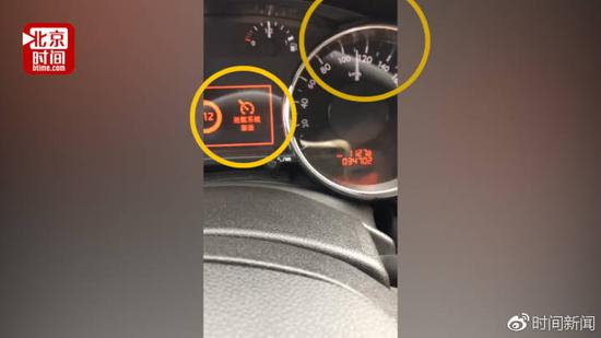 视频中，车辆固定在时速110公里，定速巡航在“暂停”、“取消”间来回跳跃