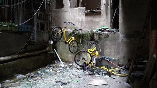 人走楼空，只有两辆共享单车留在空地上。摄影：翟星理