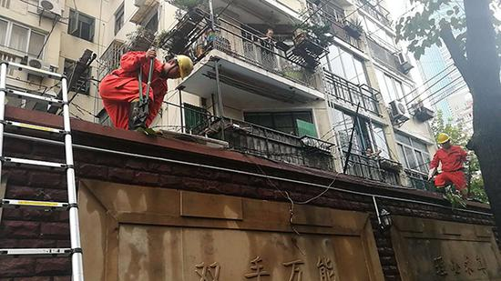 抢险队员在围墙上检修。黄浦区宣传部供图