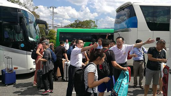 中国驻大阪总领事馆工作人员救助旅客 中华人民共和国驻大阪总领事馆网站 图