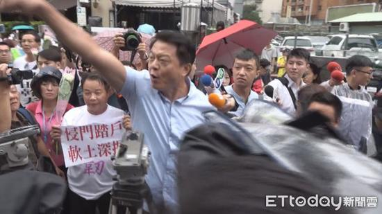 周锡玮几度冲上前线抗议。（图片来源：台湾“东森新闻云”）