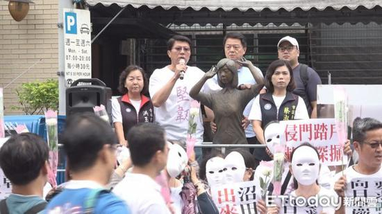 　　抗议慰安妇铜像被偷踹，谢龙介、周锡玮一行人到“台日交流协会”前抗议。（图片来源：台湾“东森新闻云”）