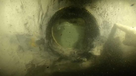 玻璃完好的水下舷窗。