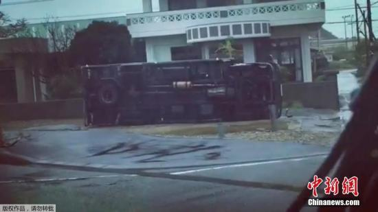 一辆大巴车被掀翻在地。