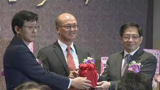 　　台大新校长管中闵上午接任台大校长，致词时引述美国前总统约翰逊的话“昨天的风雨过去了，明天才是我们奋斗的战场”。（图片来源：台湾《联合报》）