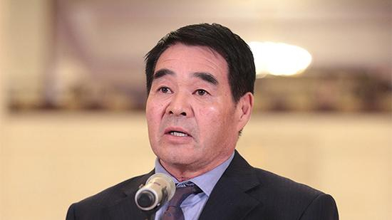 全国政协委员廷·巴特尔在“委员通道”接受采访。新华社记者 才扬 摄