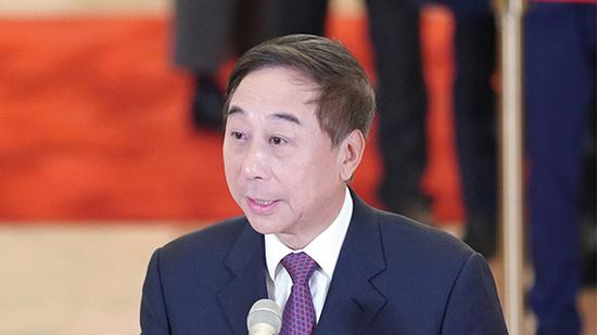 全国政协委员冯巩在“委员通道”接受采访。新华社记者 陈晔华 摄