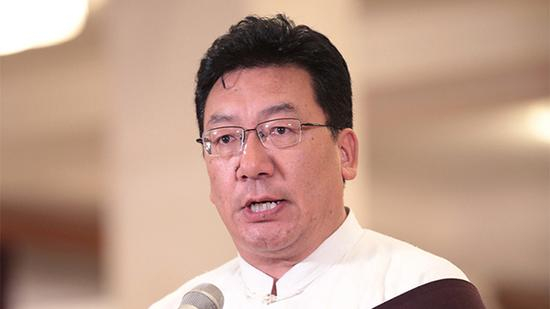 全国政协委员扎西在“委员通道”接受采访。新华社记者 才扬 摄