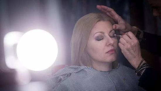 　　▲当地时间2019年3月31日，新当选的斯洛伐克总统苏珊娜⋅恰普托娃在准备电视辩论。&nbsp; 图片来源：视觉中国