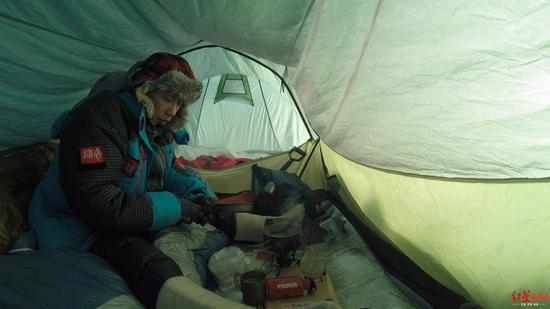 骆垠材在帐篷里吃饭