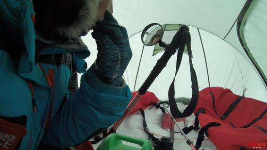 “后视镜”变梳妆镜