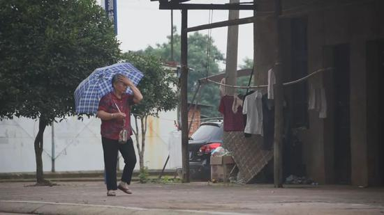 　　7月7日，李尚平的母亲王玲秀在一个雨天回到家中，17年前，儿子也是在雨天遇害。新京报记者邵骁歆摄