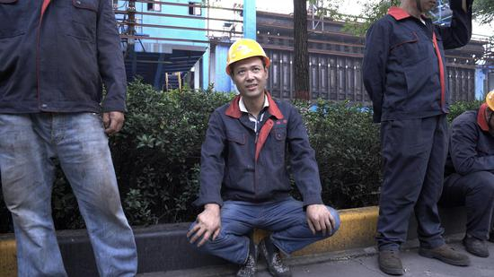 　　临汾顺泰实业有限公司的工人。该企业负责人称，目前企业已经处于被迫停产的瘫痪状态。新京报首席记者 陈杰&nbsp;摄