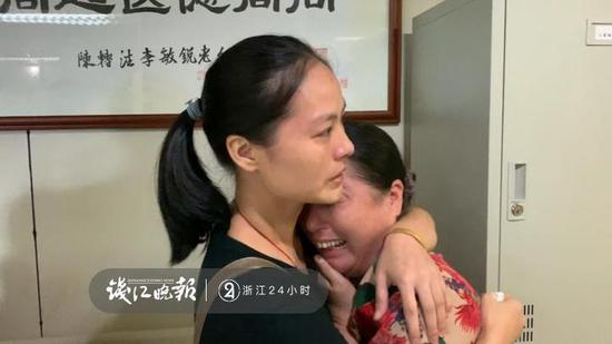 亲人间相互安慰。　