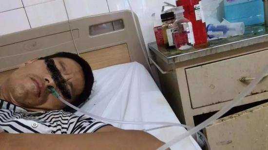 　　▲被截流工伤赔偿款后，吴付军仍坚持寻找王润生的下落，目前他回到湖北老家，在医院接受尘肺病、肺结核治疗。受访者供图