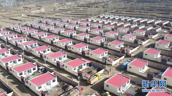 　　青海省海东市互助土族自治县五十镇班彦村易地扶贫搬迁新村村貌（2016年11月1日无人机拍摄）。 新华社记者 吴刚 摄
